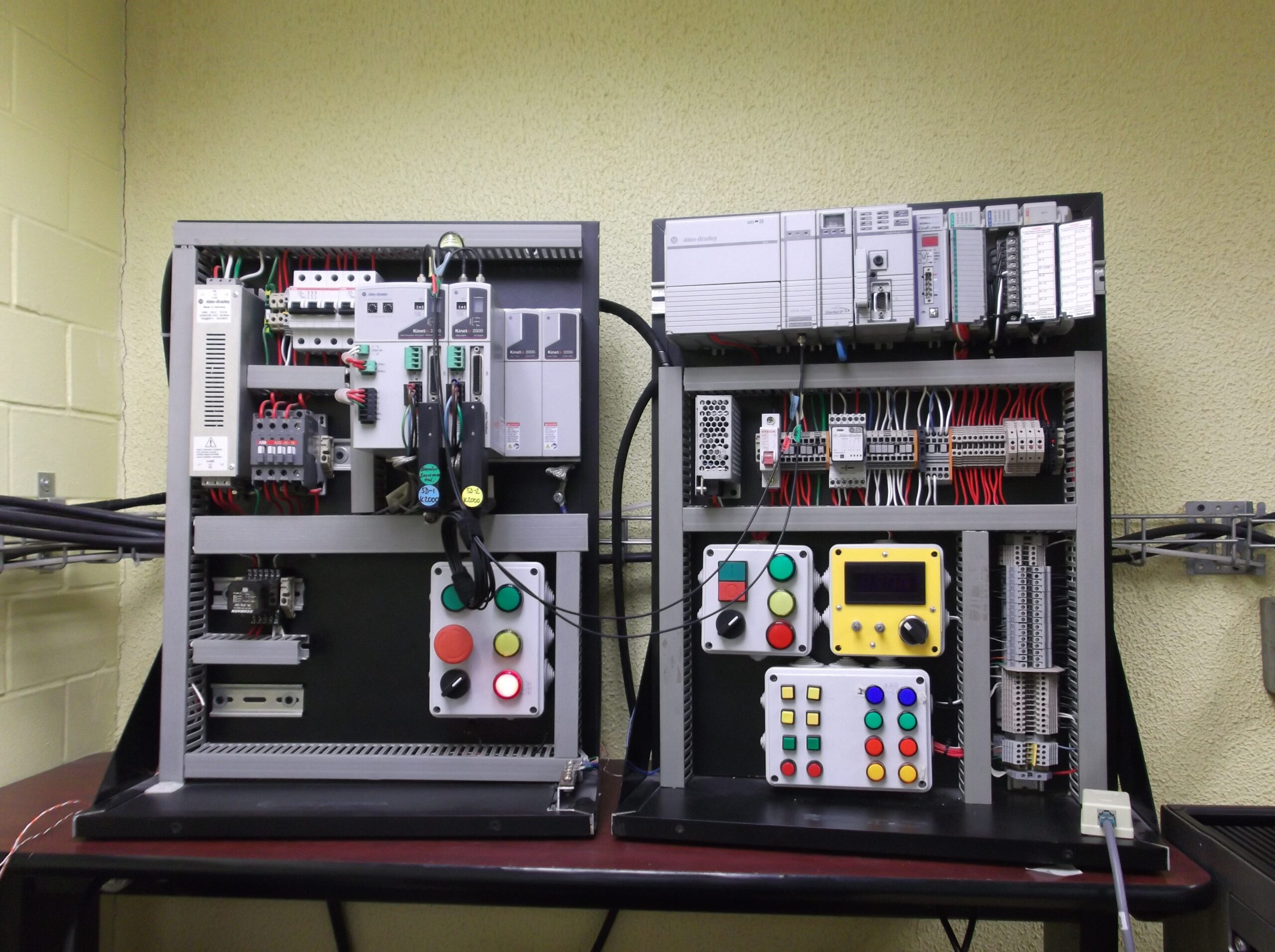 Tableros de control eléctrico y automatización industrial ensamblados por Selco Advance Control con controladores lógicos programables PLC y variadores.